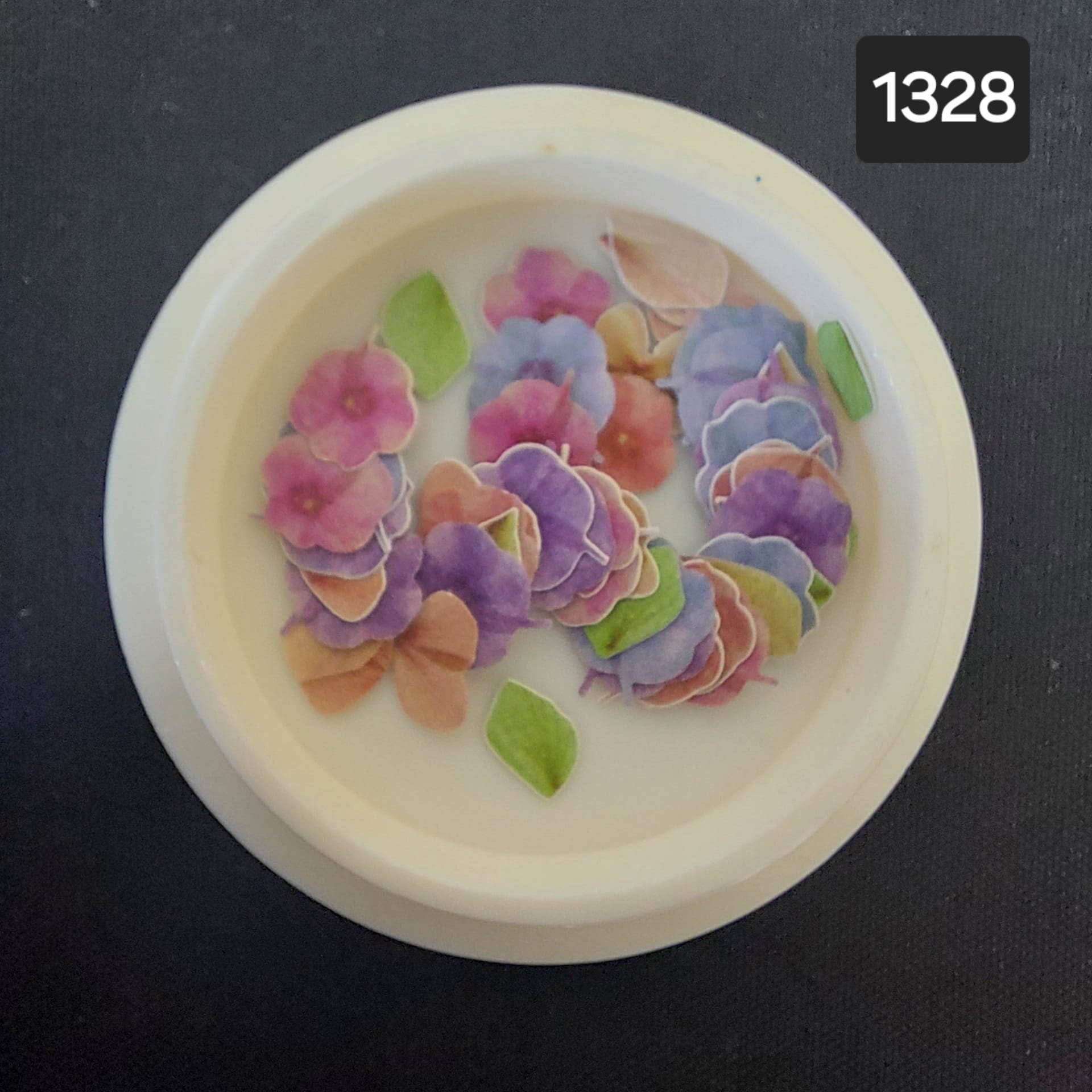 Decoración de uñas - Flores pastel con hojitas